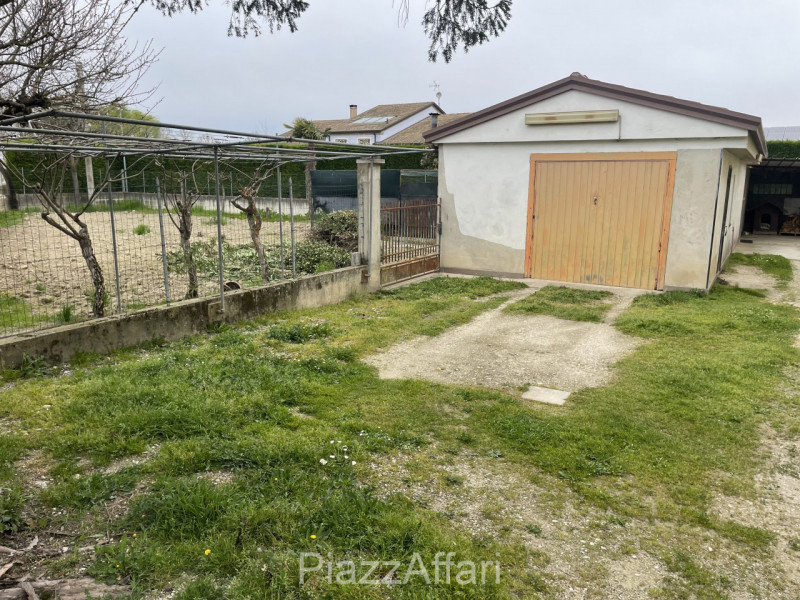 PORZIONE AL PIANO TERRA CON ANNESSO IN CORPO STACCATO E GIARDINO DI PROPRIETA'.

... a breve foto...