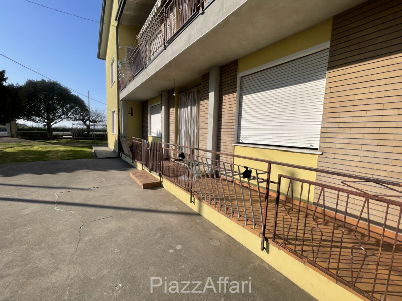 Porzione al piano terra in un contesto abitativo di 2 unità, con ingresso autonomo ed annesso in ...