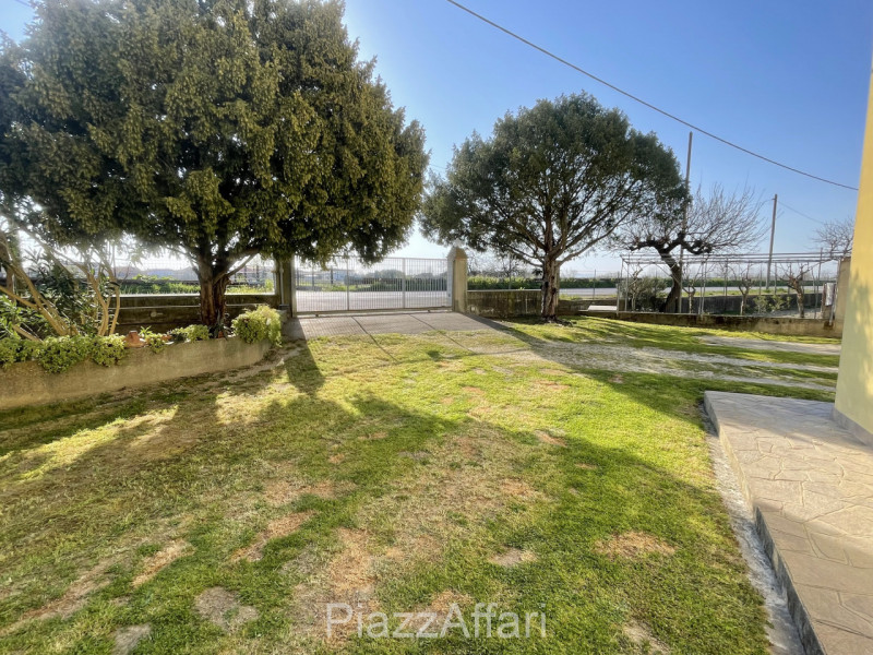 Porzione al piano terra in un contesto abitativo di 2 unità, con ingresso autonomo ed annesso in ...