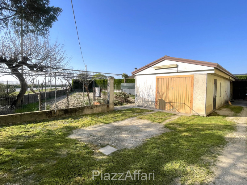 Porzione al piano terra in un contesto abitativo di 2 unità, con ingresso autonomo ed annesso in ...