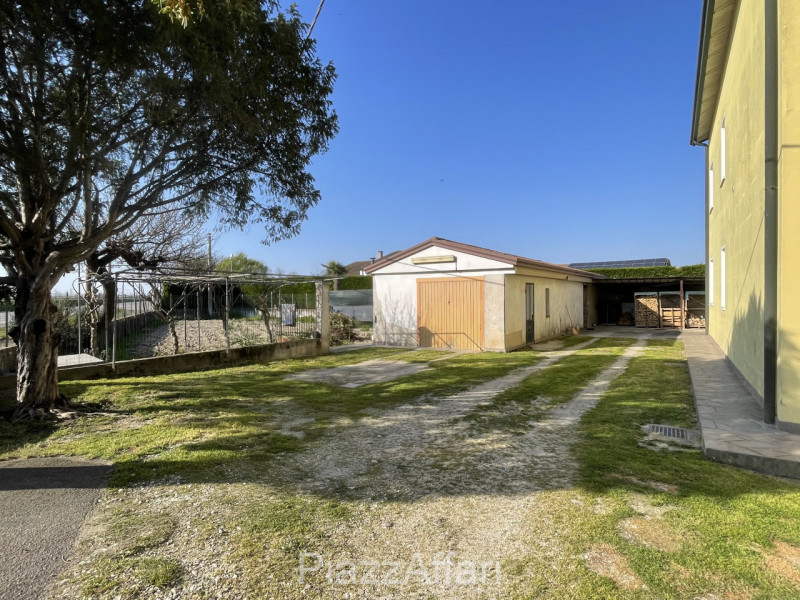 Porzione al piano terra in un contesto abitativo di 2 unità, con ingresso autonomo ed annesso in ...