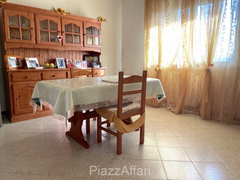 Porzione al piano terra in un contesto abitativo di 2 unità, con ingresso autonomo ed annesso in ...