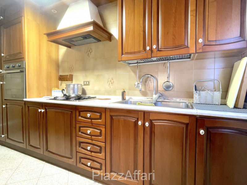 Porzione al piano terra in un contesto abitativo di 2 unità, con ingresso autonomo ed annesso in ...