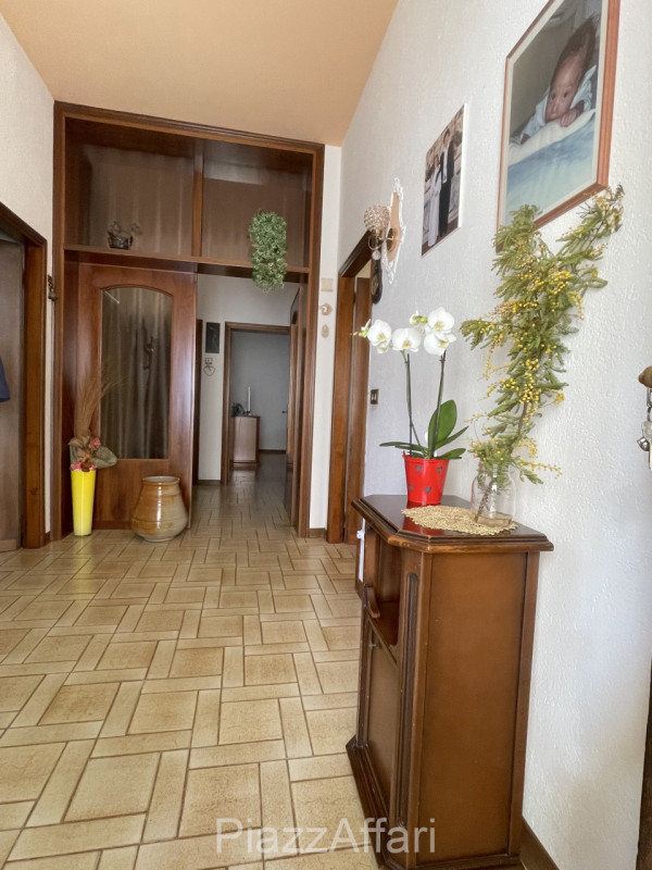 Porzione al piano terra in un contesto abitativo di 2 unità, con ingresso autonomo ed annesso in ...