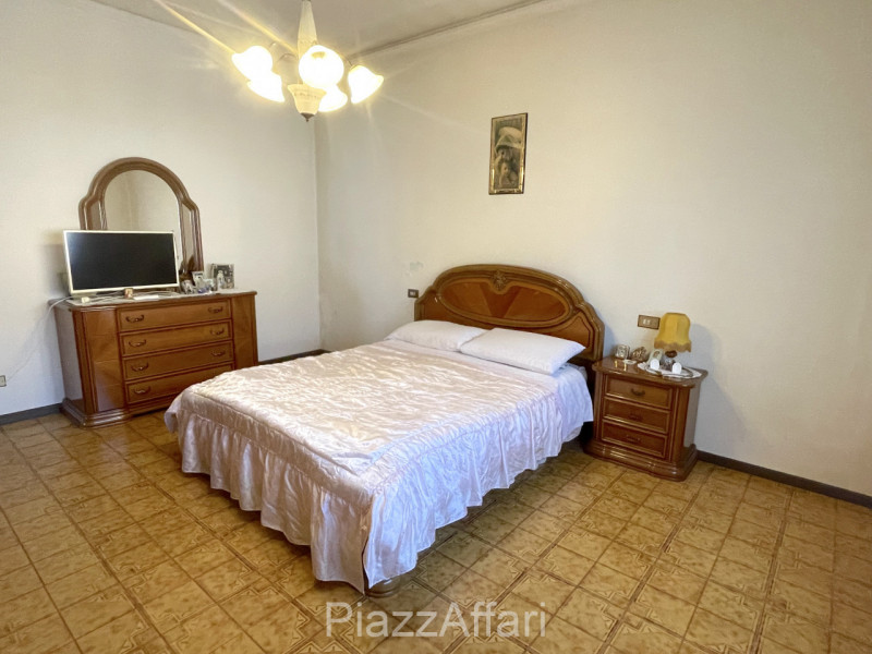 Porzione al piano terra in un contesto abitativo di 2 unità, con ingresso autonomo ed annesso in ...