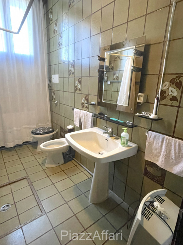 Porzione al piano terra in un contesto abitativo di 2 unità, con ingresso autonomo ed annesso in ...