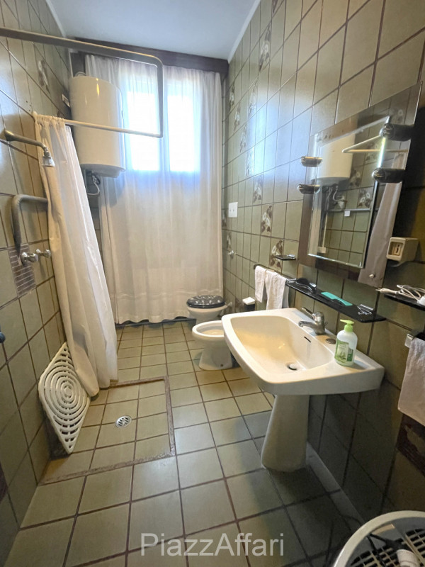 Porzione al piano terra in un contesto abitativo di 2 unità, con ingresso autonomo ed annesso in ...