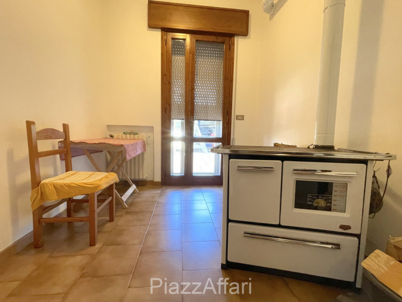 Porzione al piano terra in un contesto abitativo di 2 unità, con ingresso autonomo ed annesso in ...