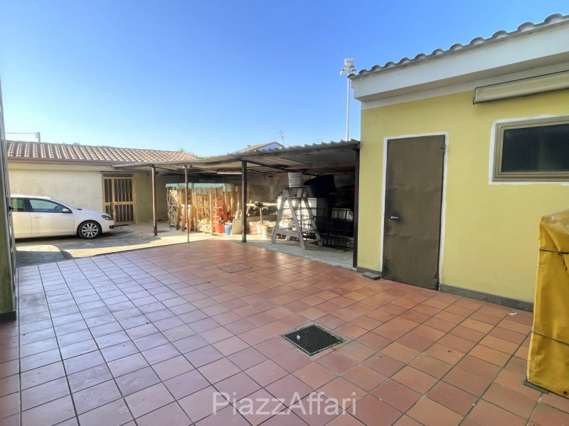 Porzione al piano terra in un contesto abitativo di 2 unità, con ingresso autonomo ed annesso in ...