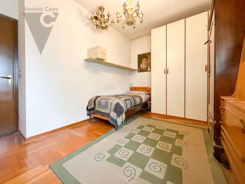 NOVENTA PADOVANA - 2 CAMERE ULTIMO PIANO 
Proponiamo in vendita, in zona servita a Noventa Padova...