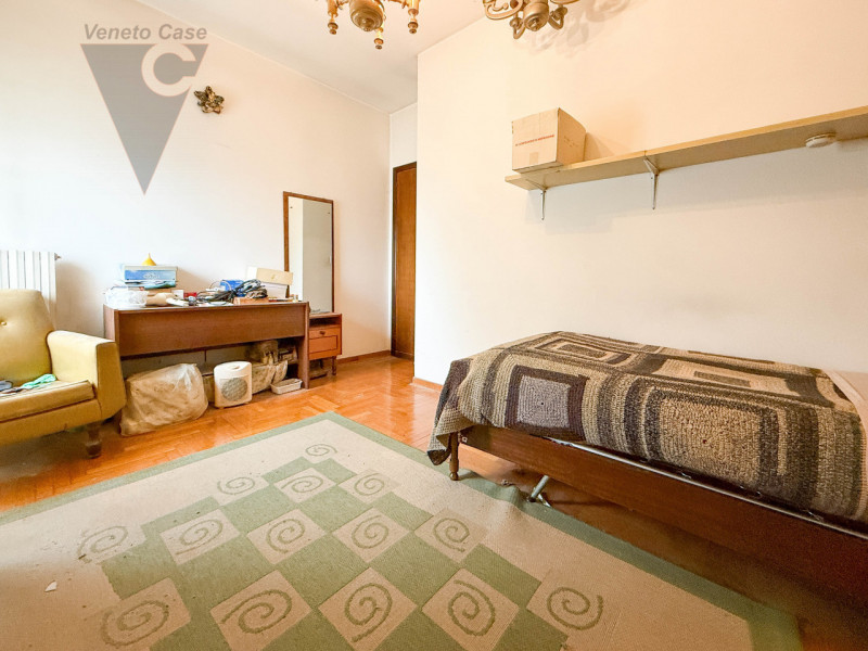 NOVENTA PADOVANA - 2 CAMERE ULTIMO PIANO 
Proponiamo in vendita, in zona servita a Noventa Padova...