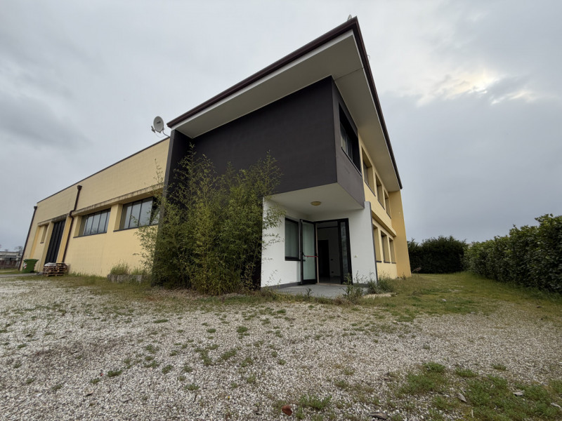 Proponiamo in vendita un capannone indipendente nel comune di Cervarese Santa Croce, ideale per a...