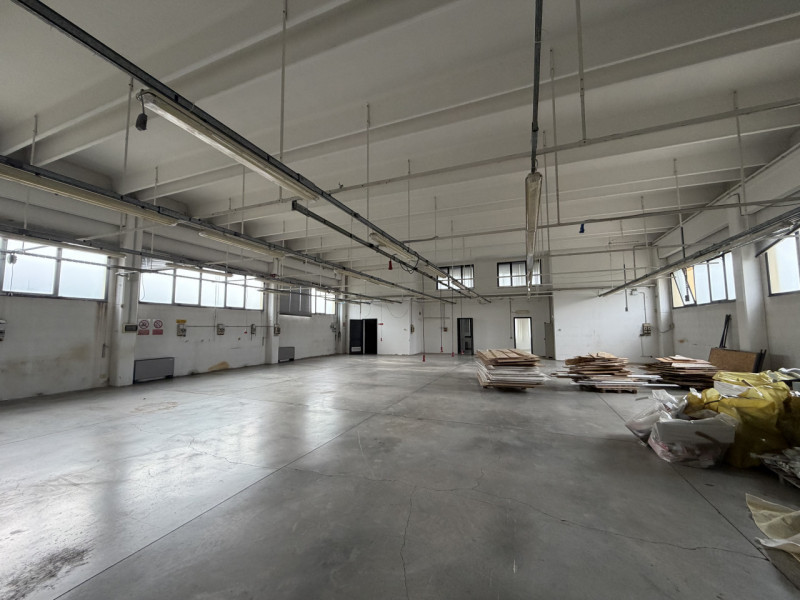 Proponiamo in vendita un capannone indipendente nel comune di Cervarese Santa Croce, ideale per a...