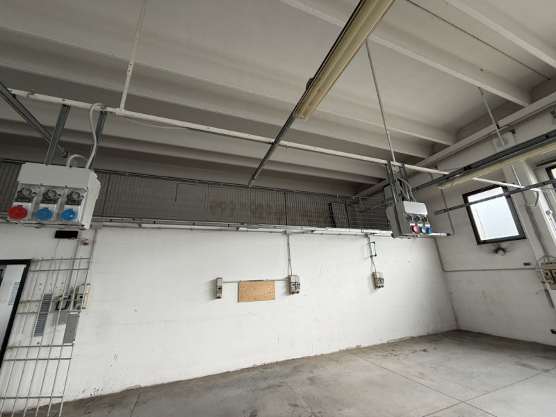 Proponiamo in vendita un capannone indipendente nel comune di Cervarese Santa Croce, ideale per a...