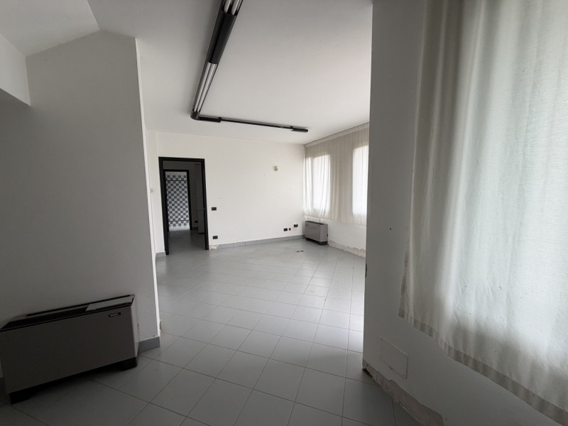 Proponiamo in vendita un capannone indipendente nel comune di Cervarese Santa Croce, ideale per a...