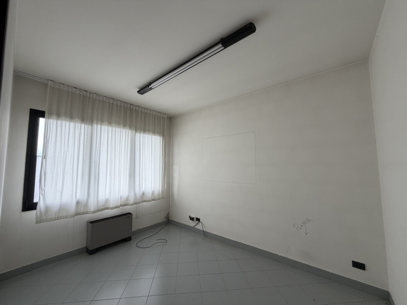 Proponiamo in vendita un capannone indipendente nel comune di Cervarese Santa Croce, ideale per a...