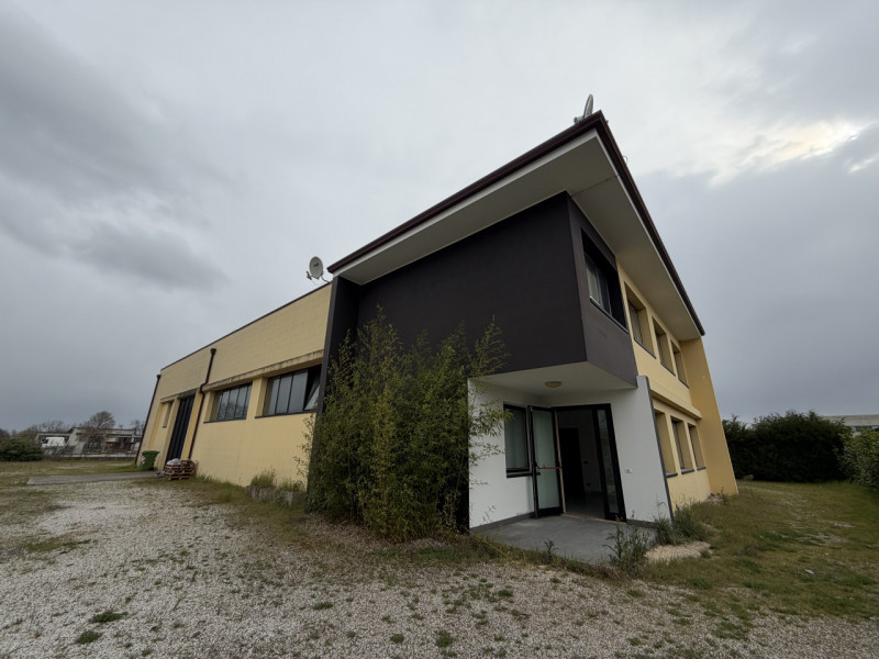 Proponiamo in vendita un capannone indipendente nel comune di Cervarese Santa Croce, ideale per a...