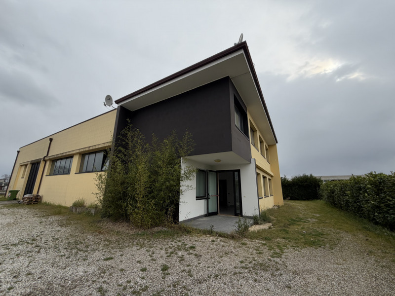 Proponiamo in vendita un capannone indipendente nel comune di Cervarese Santa Croce, ideale per a...