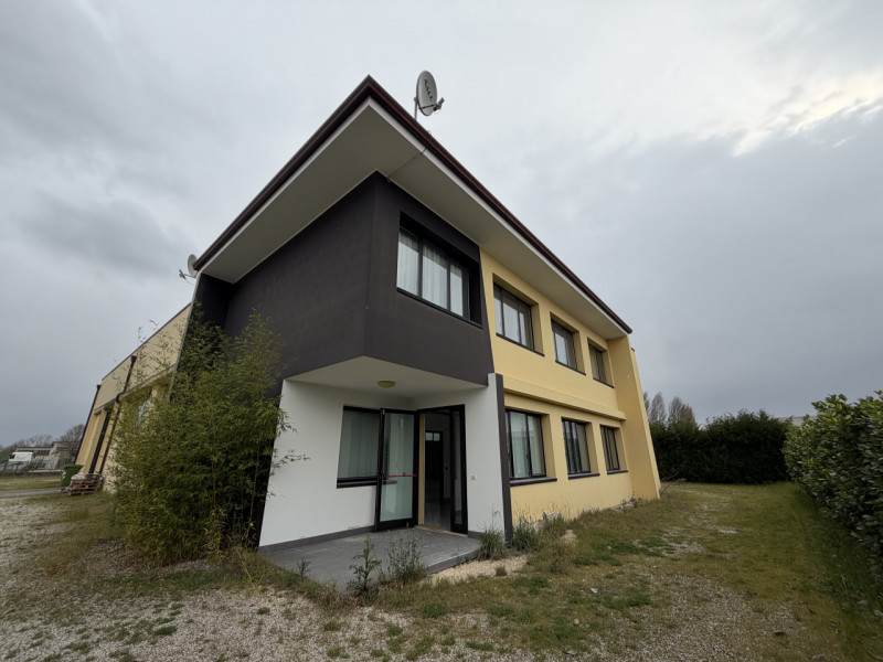 Proponiamo in vendita un capannone indipendente nel comune di Cervarese Santa Croce, ideale per a...