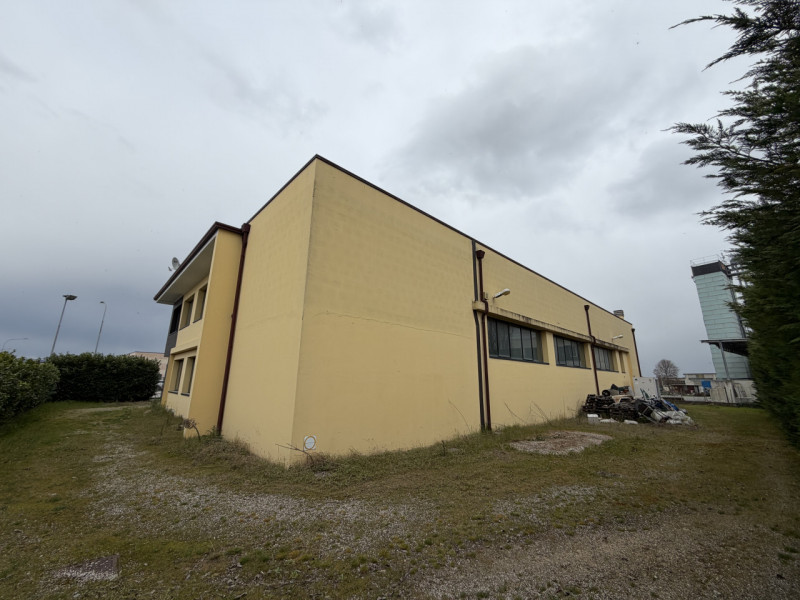 Proponiamo in vendita un capannone indipendente nel comune di Cervarese Santa Croce, ideale per a...