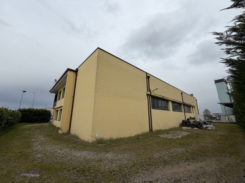 Proponiamo in vendita un capannone indipendente nel comune di Cervarese Santa Croce, ideale per a...