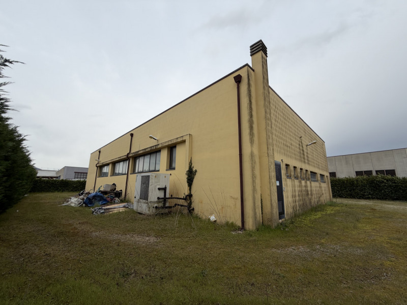 Proponiamo in vendita un capannone indipendente nel comune di Cervarese Santa Croce, ideale per a...