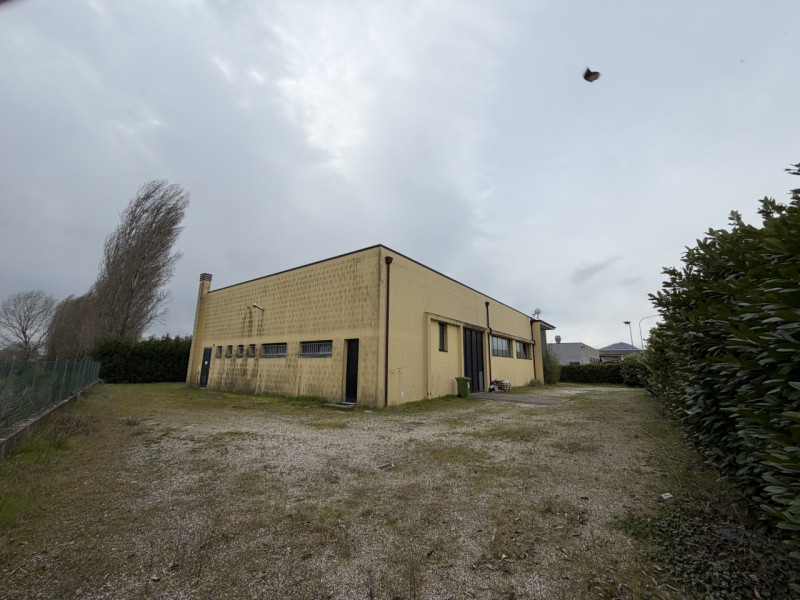 Proponiamo in vendita un capannone indipendente nel comune di Cervarese Santa Croce, ideale per a...