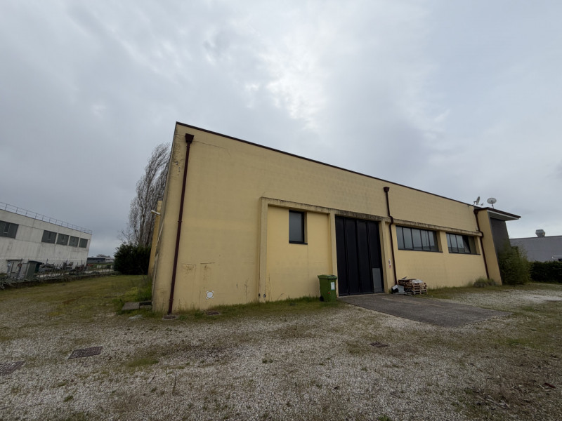 Proponiamo in vendita un capannone indipendente nel comune di Cervarese Santa Croce, ideale per a...