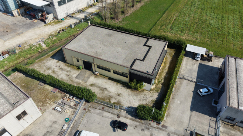 Proponiamo in vendita un capannone indipendente nel comune di Cervarese Santa Croce, ideale per a...