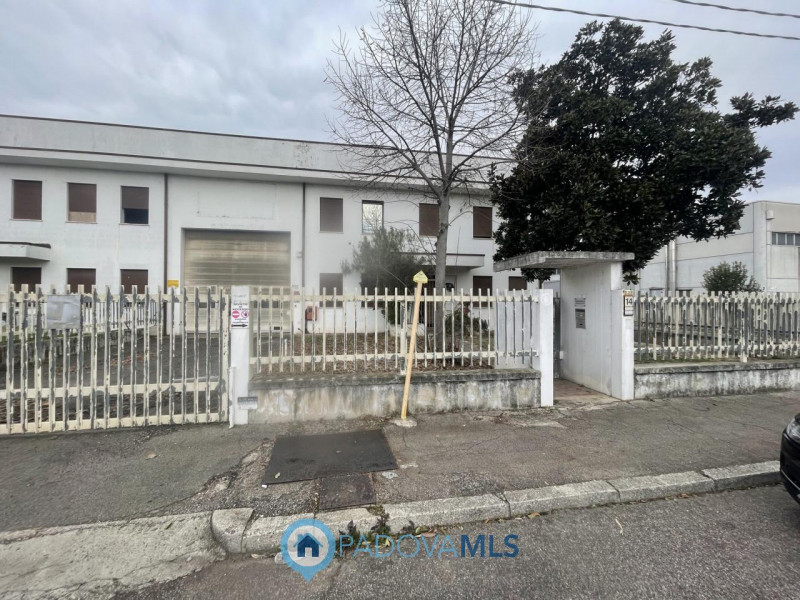 Immobile in esclusiva al Gruppo Padova MLS
SACCOLONGO Nella zona industriale-artigianale di Sacco...