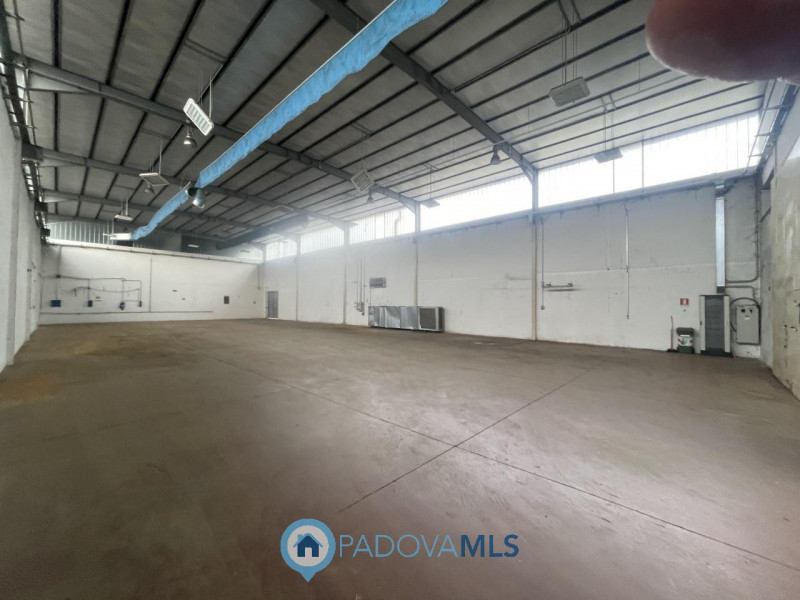 Immobile in esclusiva al Gruppo Padova MLS
SACCOLONGO Nella zona industriale-artigianale di Sacco...