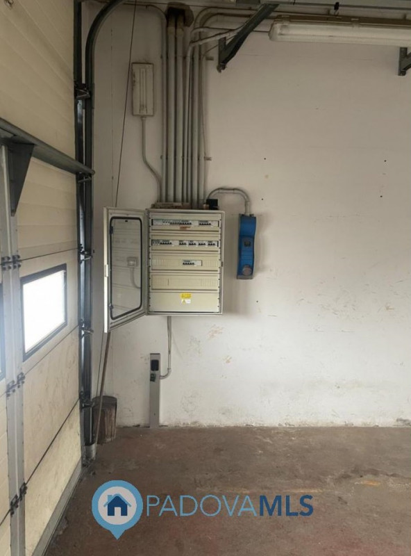 Immobile in esclusiva al Gruppo Padova MLS
SACCOLONGO Nella zona industriale-artigianale di Sacco...