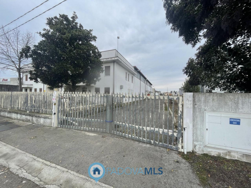 Immobile in esclusiva al Gruppo Padova MLS
SACCOLONGO Nella zona industriale-artigianale di Sacco...