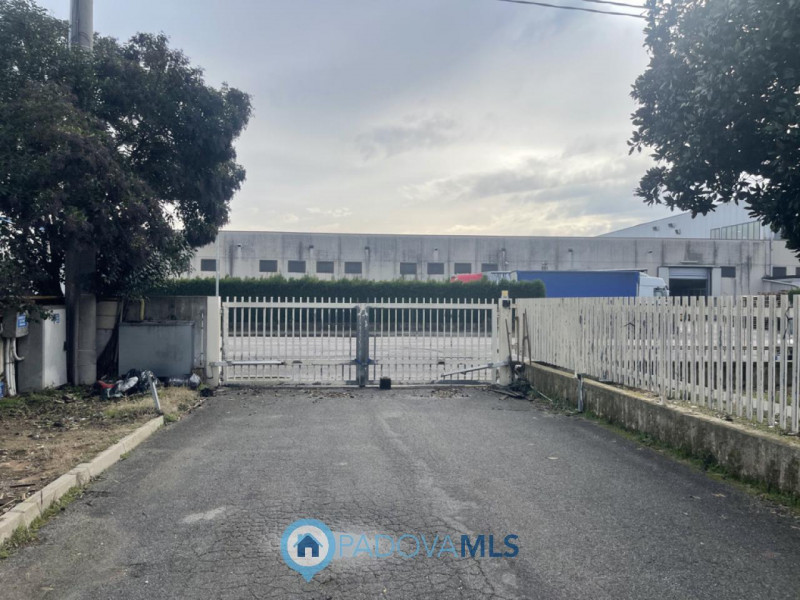 Immobile in esclusiva al Gruppo Padova MLS
SACCOLONGO Nella zona industriale-artigianale di Sacco...