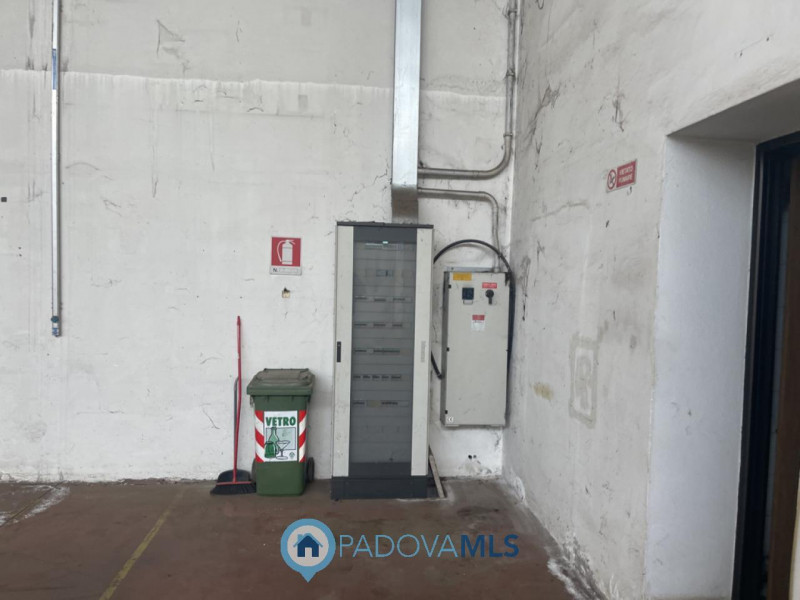 Immobile in esclusiva al Gruppo Padova MLS
SACCOLONGO Nella zona industriale-artigianale di Sacco...
