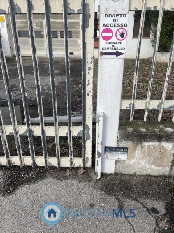 Immobile in esclusiva al Gruppo Padova MLS
SACCOLONGO Nella zona industriale-artigianale di Sacco...