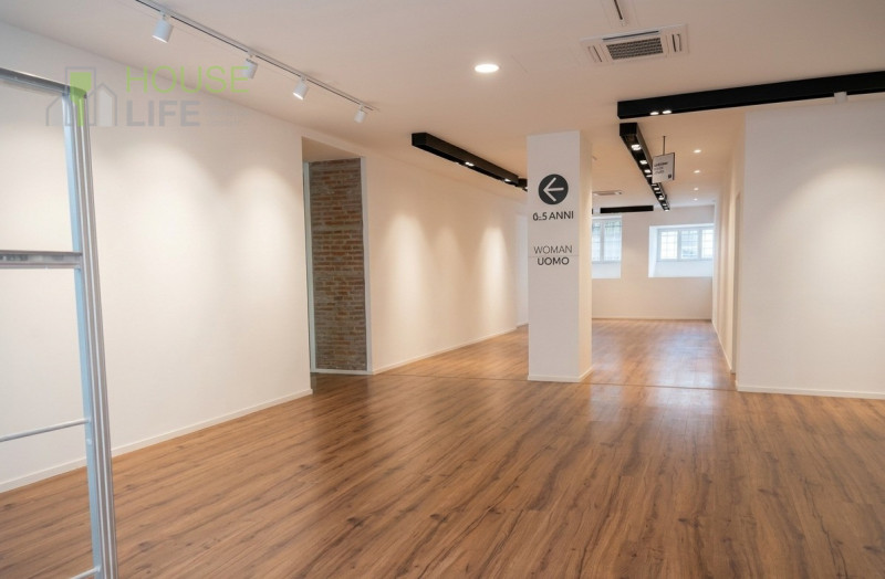 SCHIO - Centro: in posizione centrale, vendesi NEGOZIO-UFFICIO vetrinato, piano terra. Possibilit...