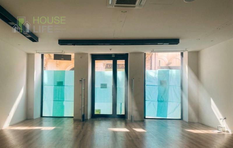 SCHIO - Centro: in posizione centrale, vendesi NEGOZIO-UFFICIO vetrinato, piano terra. Possibilit...