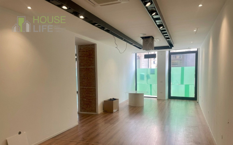 SCHIO - Centro: in posizione centrale, vendesi NEGOZIO-UFFICIO vetrinato, piano terra. Possibilit...