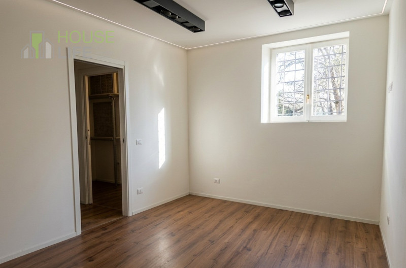 SCHIO - Centro: in posizione centrale, vendesi NEGOZIO-UFFICIO vetrinato, piano terra. Possibilit...