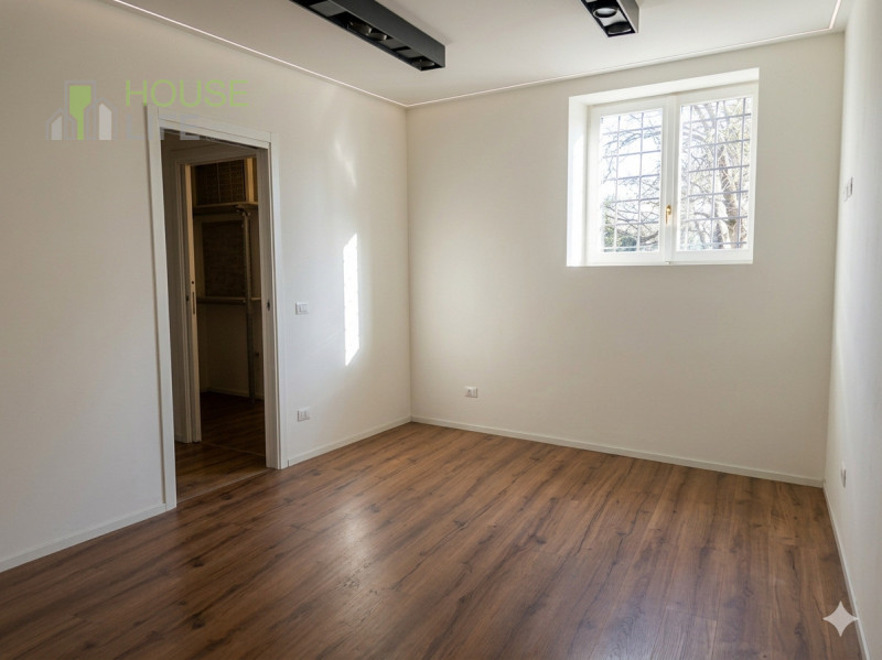 SCHIO - Centro: in posizione centrale, vendesi NEGOZIO-UFFICIO vetrinato, piano terra. Possibilit...