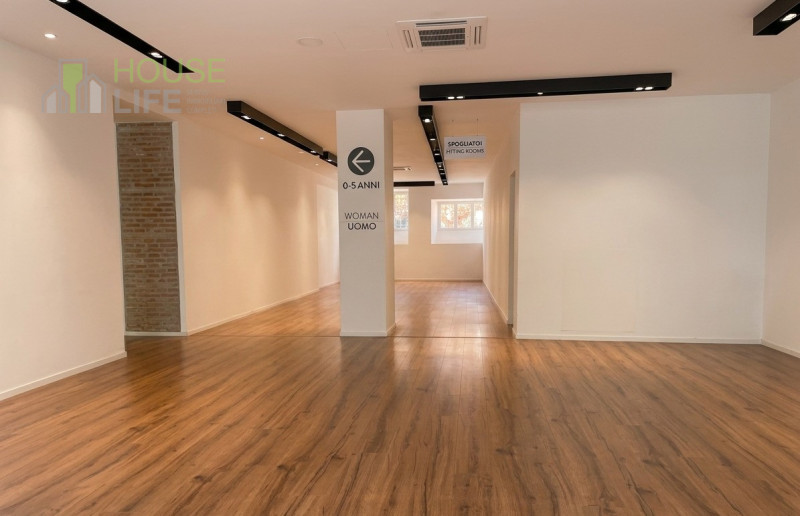 SCHIO - Centro: in posizione centrale, vendesi NEGOZIO-UFFICIO vetrinato, piano terra. Possibilit...