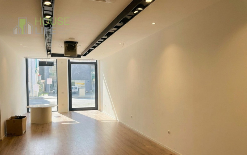 SCHIO - Centro: in posizione centrale, vendesi NEGOZIO-UFFICIO vetrinato, piano terra. Possibilit...