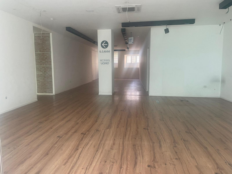 SCHIO - Centro: in posizione centrale, vendesi NEGOZIO-UFFICIO vetrinato, piano terra. Possibilit...