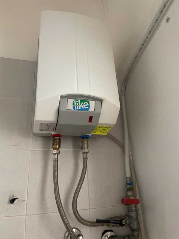 SCHIO - Centro: in posizione centrale, vendesi NEGOZIO-UFFICIO vetrinato, piano terra. Possibilit...