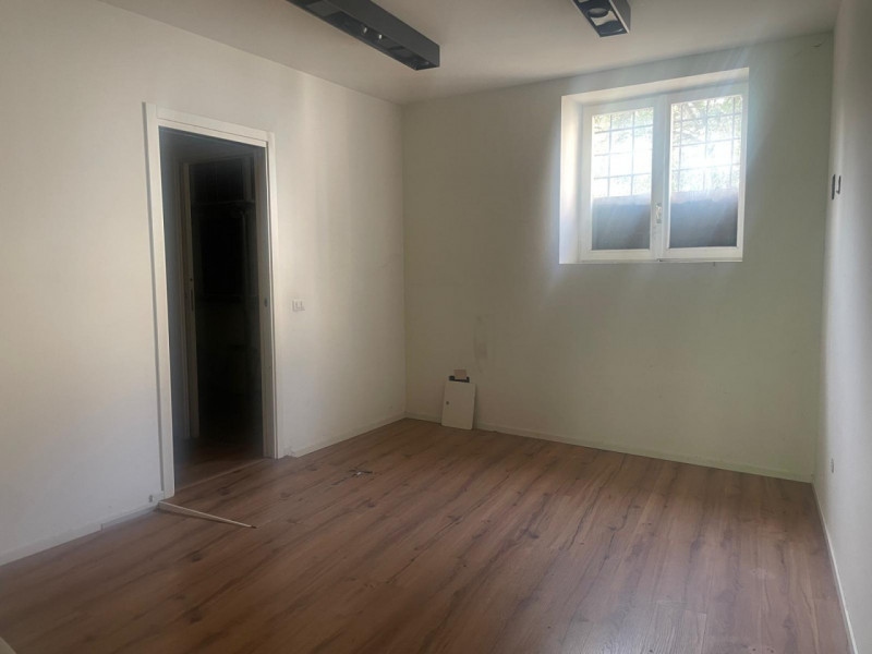 SCHIO - Centro: in posizione centrale, vendesi NEGOZIO-UFFICIO vetrinato, piano terra. Possibilit...