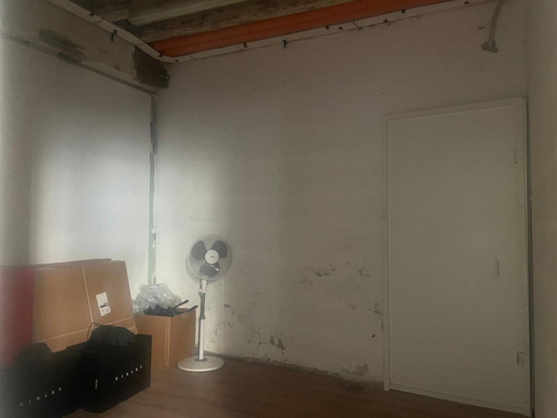 SCHIO - Centro: in posizione centrale, vendesi NEGOZIO-UFFICIO vetrinato, piano terra. Possibilit...