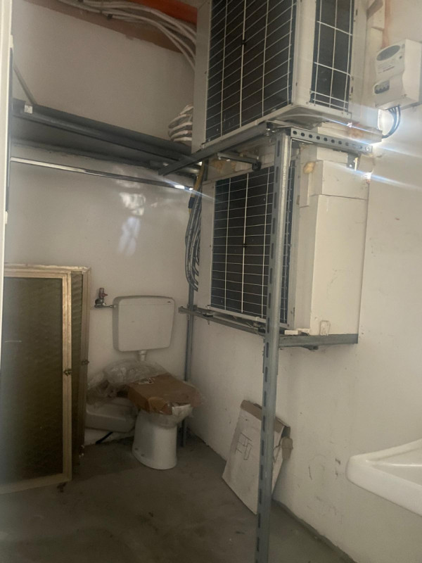 SCHIO - Centro: in posizione centrale, vendesi NEGOZIO-UFFICIO vetrinato, piano terra. Possibilit...