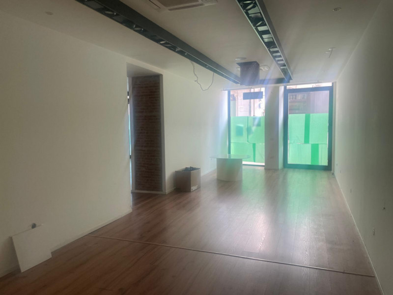 SCHIO - Centro: in posizione centrale, vendesi NEGOZIO-UFFICIO vetrinato, piano terra. Possibilit...