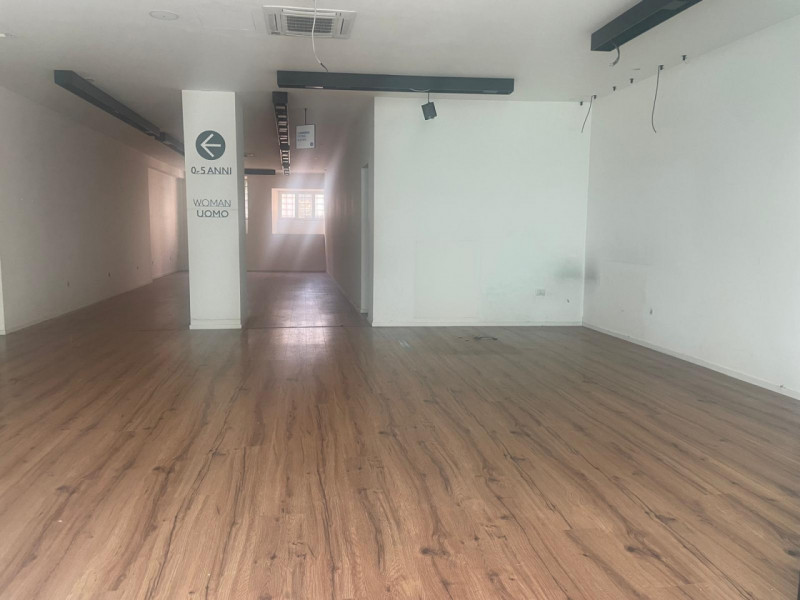 SCHIO - Centro: in posizione centrale, vendesi NEGOZIO-UFFICIO vetrinato, piano terra. Possibilit...